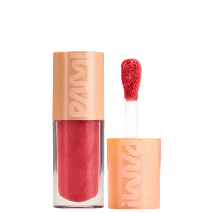 A imagem mostra o gloss labial da marca Pam! By Pamella. Seu tubo é transparente e permite ver sua cor rosada vibrante. Ao lado tem seu aplicador na mesma tonalidade. Ambos ostentam o logotipo PAM estampado na tampa laranja.