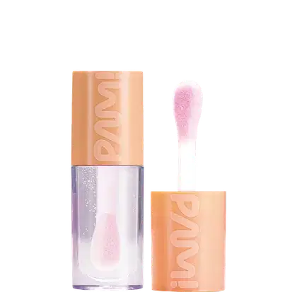 A imagem mostra o lip oil de PAM by Pamella Smart Girl. Sua embalagem é transparente contendo um líquido com brilhos prateados e rosados. Ao seu lado tem o aplicador com tampa cilíndrica laranja e logotipo "PAM!" em relevo.
