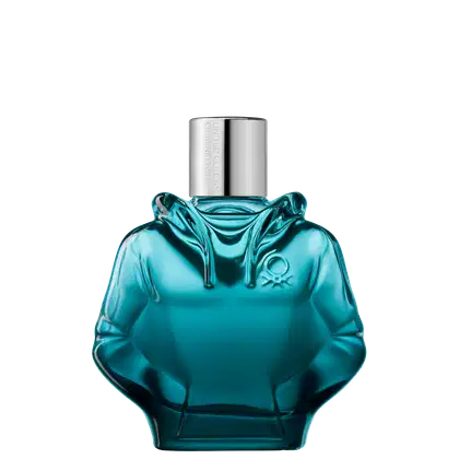 Perfume em frasco de vidro verde translúcido com formato de moletom. A tampa é prateada com o logotipo "United Colors of Benetton" gravado.