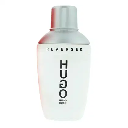 A imagem mostra um perfume da linha Reversd de Boss. A embalagem é um frasco branco opaco com detalhes em preto. O rótulo exibe "HUGO" em letras pretas maiúsculas, com "Reversed" acima.