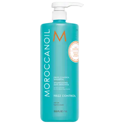 A imagem mostra o Shampoo Frizz Control 1L da marca Moroccanoil. Embalagem plástica na cor azul turquesa, com letras brancas e pretas e logotipo da marca em laranja. O frasco tem uma bomba dosadora branca na parte superior.