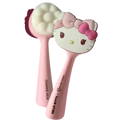Duas escovinhas faciais, primeira mostra o lado externo, onde a parte superior tem o formato da cabeça da Hello Kitty, A outra está virada e mostra a parte interior branca com relevos semelhantes a pequenas bolas. Elas possuem hastes também rosa.
