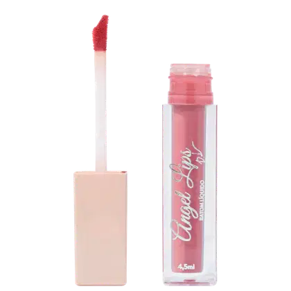Batom líquido em embalagem plástica transparente com tampa rosada. Frasco pequeno de 4,5ml com líquido rosa claro no interior. Rótulo com o nome "Angel Lips" em letras cursivas.