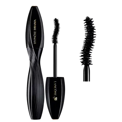 Embalagem preta elegante contendo um rímel da marca Lancôme, com aplicador alongado e escova volumizadora. O rótulo exibe o nome da marca em dourado, destacando a sofisticação do produto.