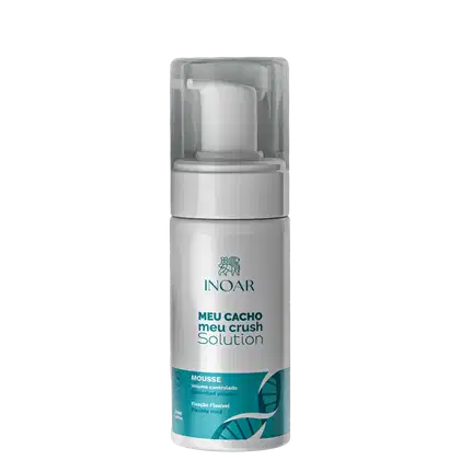 A imagem mostra o produto Mousse Inoar Meu Cacho, Meu Crush Solution 150ml, embalagem branca com detalhes em verde e tampa transparente, mostrando o aplicador pump. Descrição "Mousse Volume Controlado" e "Fixação Flexível" na parte inferior.