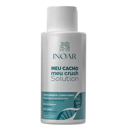 A imagem mostra o Condicionador da marca Inoar chamado "Meu Cacho Meu Crush Solution". A embalagem é um frasco plástico branco opaco com detalhes em verde. Há informações sobre o produto, como controle de frizz, blend de vitaminas, nutrição e hidratação.