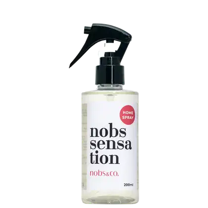 Produto de aromatização para casa da marca Nobs & Co. Embalagem transparente de plástico com spray acionado por gatilho preto. Líquido incolor dentro da embalagem.