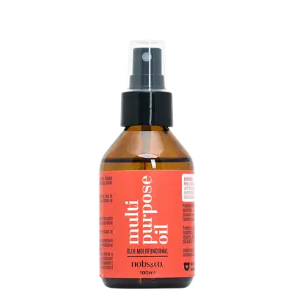 Óleo multifuncional em frasco plástico âmbar com borrifador. Embalagem retangular com rótulo laranja contendo o nome do produto "multi purpose oil" e a marca "nobs&co." Capacidade de 100ml. Cores predominantes são laranja, âmbar e preto.