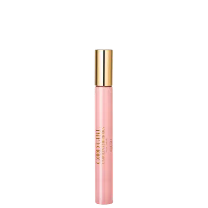 Perfume feminino tamanho viagem Carolina Herrera. Embalagem cilíndrica transparente com tampa dourada. A embalagem tem o nome "Carolina Herrera" e a inscrição "Good Girl" impressos em letras douradas.