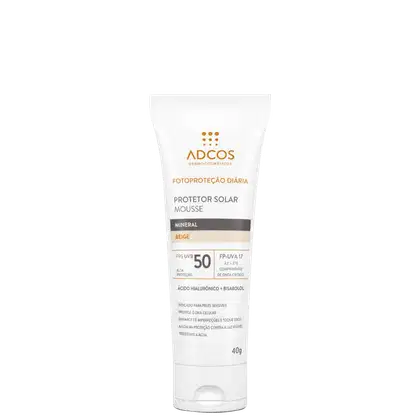 Protetor solar mousse mineral da marca Adcos, embalagem plástica branca e tubo de 40g. Fórmula com FPS 50, proteção UVB e UVA 17. Cor bege. Contém ácido hialurônico e bisabolol. Indicado para peles sensíveis. Resistente à água.