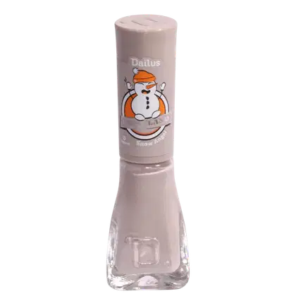 Esmalte cremoso da marca Dailus, cor Snow Angel. O frasco é pautado por tons de bege claro, contendo um boneco de neve no rótulo de sua tampa.