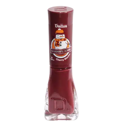 Esmalte cremoso da marca Dailus, cor Cherry Mocha. O frasco é pautado por tons de vinho, contendo um boneco de neve no rótulo de sua tampa.