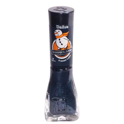 Esmalte cremoso da marca Dailus, cor Frozen Lake. O frasco é pautado por tons de azul escuro, contendo um boneco de neve no rótulo de sua tampa.