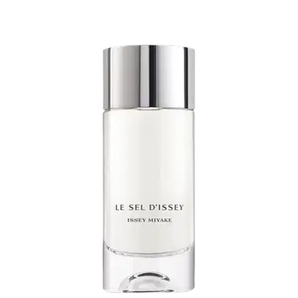 Perfume em frasco cilíndrico transparente com tampa prateada. A embalagem é minimalista, com o nome do produto "Le Sel d'Issey" e a marca "Issey Miyake" impressos em letras pretas na parte frontal do frasco. O líquido dentro é incolor e transparente.