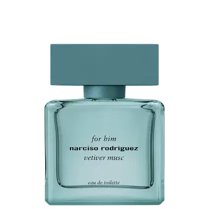 Perfume masculino em frasco retangular de vidro transparente na cor azul claro. Tem uma tampa quadrada na mesma cor. Na frente do frasco, está impresso em letras pretas "for him narciso rodriguez vetiver musc" e "eau de toilette" na parte inferior.