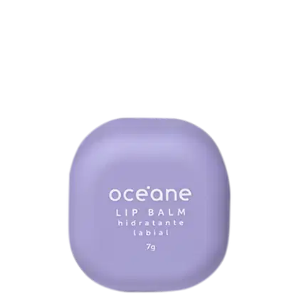 Embalagem compacta arredondada de plástico na cor lilás claro. Texto branco na superfície indica "océane LIP BALM hidratante labial" e o peso líquido de 7g. Design minimalista e clean, com foco no produto de cuidado labial hidratante.