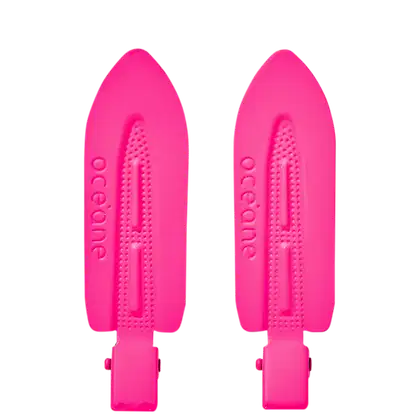 Duas presilhas cor rosa pink, com formato de seta e a marca "océane" grifada em relevo.
