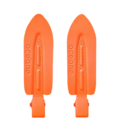 Duas presilhas cor laranja, com formato de seta e a marca "océane" grifada em relevo.