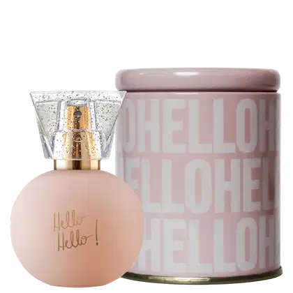 Perfume em frasco de vidro arredondado na cor rosa claro. Acompanha uma lata cilíndrica na mesma tonalidade de rosa, com o texto "HELLO FLOWER" impresso em letras maiúsculas e cor rosa escuro.