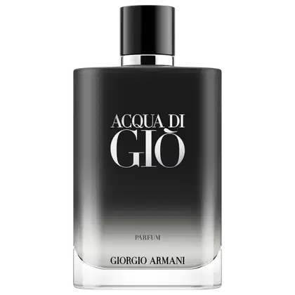 A imagem mostra o frasco do perfume Acqua di Giò Parfum. O vidro do frasco é preto em degradê, escurecendo do topo e clareando na base. O nome “Acqua di Giò” em letras prateadas.
