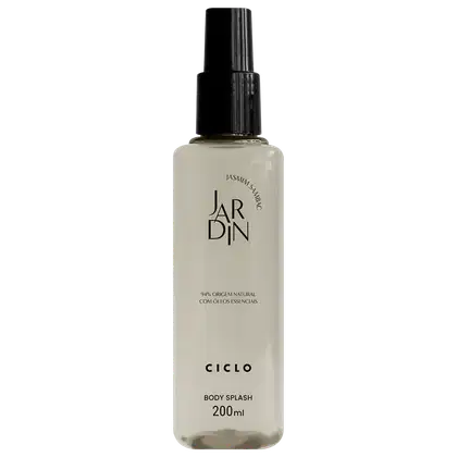 Frasco plástico transparente de 200ml, retangular com tampa preta spray. Rótulo em letras pretas estilizadas e "Jardim Sambac", "95% Origem Natural", "Com Óleos Essenciais" e "Ciclo" na parte inferior.