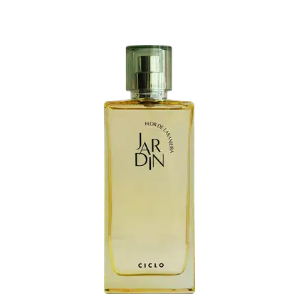 Perfume em frasco retangular de vidro transparente com líquido amarelo claro. A embalagem tem o nome "JARDIN" em letras maiúsculas pretas e "Jardim Sambaca em letras menores abaixo. Na parte inferior, está escrito "CICLO" em letras maiúsculas pretas.
