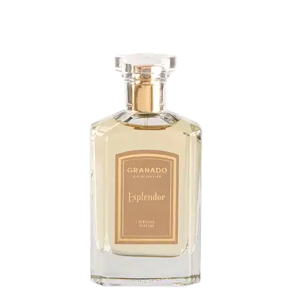 A imagem mostra o perfume em frasco retangular de vidro transparente com líquido âmbar. Rótulo frontal em tom bege com o nome "Granado" e "Esplendor" em um tom um pouco mais amarelado. Embalagem simples e elegante.