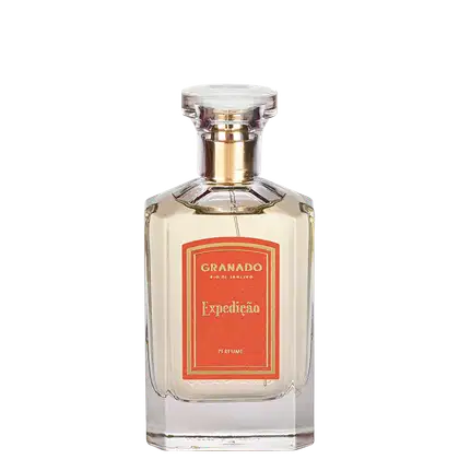 A imagem mostra o perfume em frasco de vidro transparente com tampa dourada. A embalagem retangular apresenta rótulo laranja com detalhes em tons claros.
