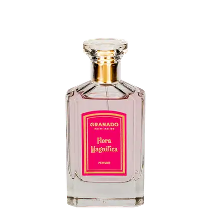 A imagem traz um perfume em frasco de vidro transparente com detalhes geométricos. Líquido rosa claro dentro. Rótulo retangular rosa com bordas e tampas douradas.