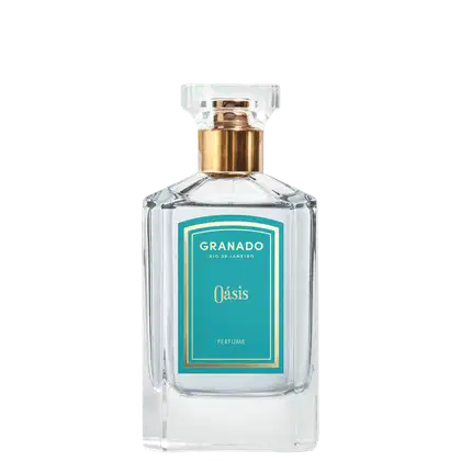 A imagem mostra o perfume em frasco retangular transparente com tampa dourada. A embalagem apresenta rótulo com fundo turquesa e detalhes em dourado, exibindo o nome da marca.