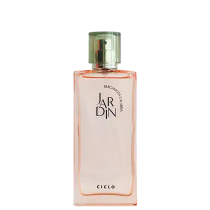 Perfume em frasco retangular de vidro transparente com líquido rosé claro. A embalagem leva o nome "JARDIN" em letras maiúsculas pretas e "Bergamota Calábria" em letras menores abaixo. Na parte inferior, está escrito "CICLO" em letras maiúsculas pretas.