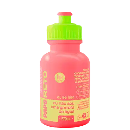 Condicionador reparador ativo inovador e patenteado da marca Lola. Embalagem plástica rosa e verde neon de 270ml. Frasco cilíndrico com tampa rosqueada verde. Rótulo com texto em português "Ei, se liga eu não sou uma garrafa de água" e o logotipo da Lola.