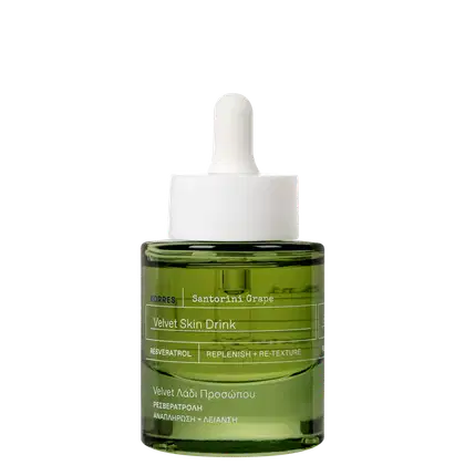 Frasco de vidro verde com conta-gotas branco contendo um soro facial da marca Korres, com rótulo indicando "Velvet Skin Drink" e ingredientes como Resveratrol e Santorini Grape.