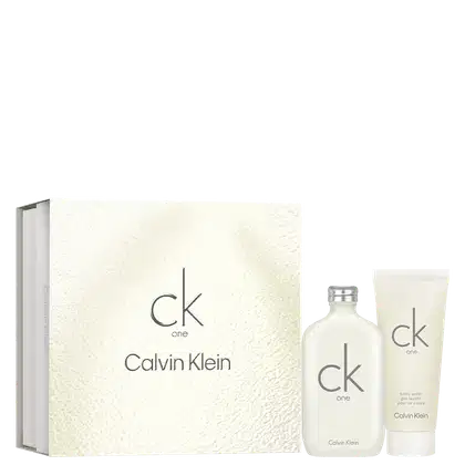 Frasco de perfume cilíndrico branco fosco com o logotipo "ck one" em letras minúsculas cinza. Caixa retangular branca texturizada com o nome "ck one Calvin Klein" impresso. Pequeno frasco tubular branco fosco com o rótulo "ck one body wash".