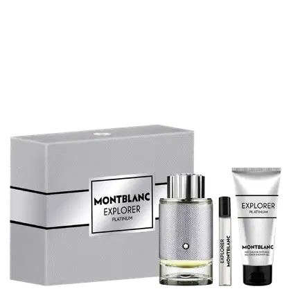 A imagem mostra um kit com perfume, versão travel size e shower gel, todos com embalagem cinza, além de caixa presenteável também cinza.