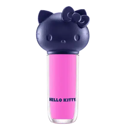 Produto de maquiagem em formato cilíndrico com a cabeça da personagem Hello Kitty como tampa. A parte superior é azul escuro com detalhes que representam os olhos, orelhas e laço da Hello Kitty. É possível ver a cor do produto pelo corpo transparente.