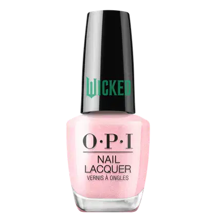 Produto de esmalte de unhas OPI da linha Wicked. Frasco de vidro transparente com tampa preta. O esmalte tem uma cor rosa perolada brilhante. O rótulo exibe o logotipo OPI em letras pretas, com o nome "Wicked" em verde na tampa.