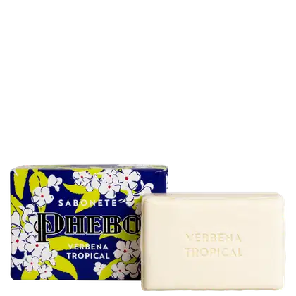 Sabonete Phebo Verbena Tropical. Um sabonete retangular de cor bege claro com o nome "Verbena Tropical" impresso. A embalagem é uma caixa azul com motivos florais brancos e amarelos.