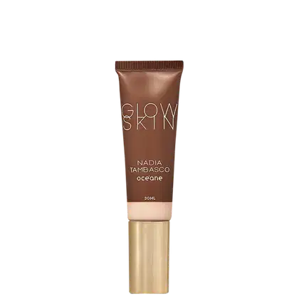 Tubo de maquiagem Glow Skin da marca Océane, com 30ml de volume, em embalagem marrom e dourada, com o nome da marca e da linha "Nadia Tambasco" impressos.