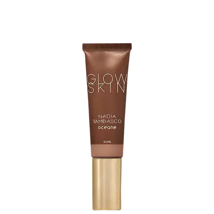 Tubo de maquiagem Glow Skin da marca Océane, com 30ml de volume, em embalagem marrom e dourada, com o nome da marca e da linha "Nadia Tambasco" impressos.