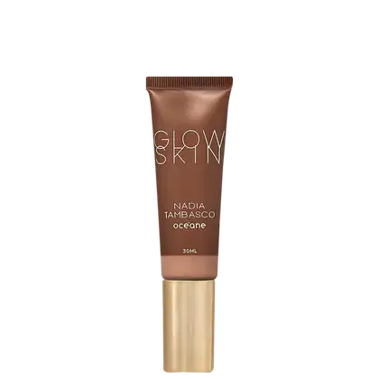 Tubo de maquiagem Glow Skin da marca Océane, com 30ml de volume, em embalagem marrom e dourada, com o nome da marca e da linha "Nadia Tambasco" impressos.