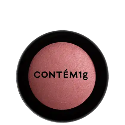 A imagem mostra uma embalagem fechada de blush. A embalagem é preta com parte transparente e o logo da marca em preto.