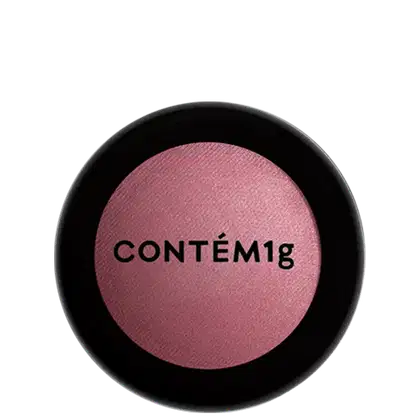 A imagem mostra uma embalagem fechada de blush. A embalagem é preta com parte transparente e o logo da marca em preto.