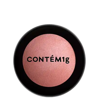 A imagem mostra uma embalagem fechada de blush. A embalagem é preta com parte transparente e o logo da marca em preto.