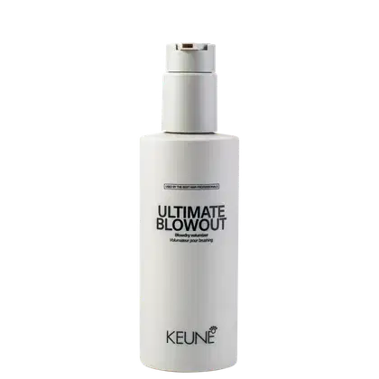 A imagem mostra o produto Ultimate Blowout, da marca Keune. Embalagem plástica bege opaca com pump dosador. Rótulo com o texto "ULTIMATE BLOWOUT Blowdry volumizer Volumisateur pour brushing" em letras pretas maiúsculas.