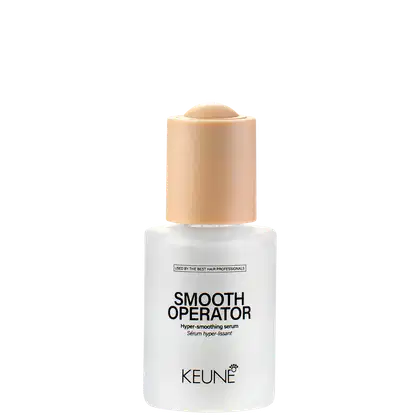 A imagem mostra o produto Smooth Operator da Keune. O produto vem em um frasco transparente com tampa bege. A embalagem tem o nome do produto "Smooth Operator" e a descrição "Hyper-smoothing serum" (Sérum hiperalisante) em letras marrons.