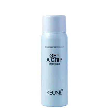 A imagem mostra o produto Keune Get a Grip. Embalagem cilíndrica azul claro. Nome do produto "Get a Grip Dry texturizer spray" e logotipo da Keune em letras pretas.