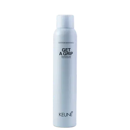 A imagem mostra o produto Keune Get a Grip. Embalagem cilíndrica azul claro. Nome do produto "Get a Grip Dry texturizer spray" e logotipo da Keune em letras pretas.