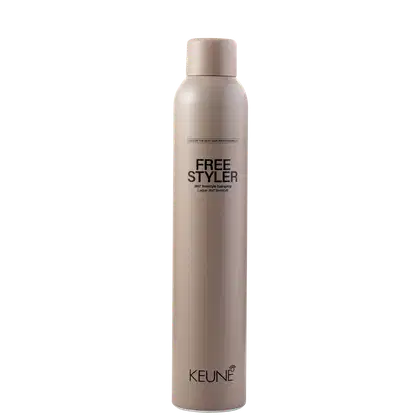 A imagem mostra o spray fixador Keune Free Styler em embalagem cilíndrica de cor bege claro. No frasco está impresso em letras pretas "FREE STYLER 360° freestyling hairspray Laque 360° freestyle". Na parte inferior está escrito "KEUNE" em letras pretas.