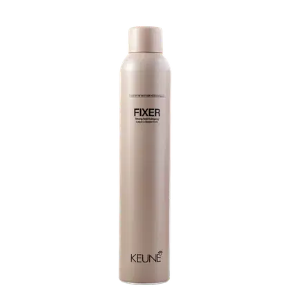 A imagem mostra o spray fixador Fixer da Keune, com frasco bege claro. Na parte superior do frasco está impresso em letras escuras "FIXER". Na parte inferior está impresso o logotipo "Keune" em letras escuras.